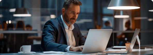 Hombre trabajando en un portatil