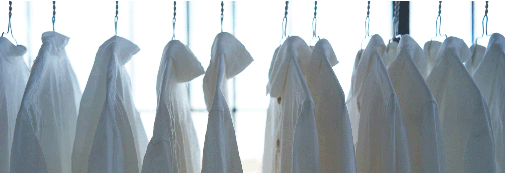 Camisas blancas colgadas de perchas